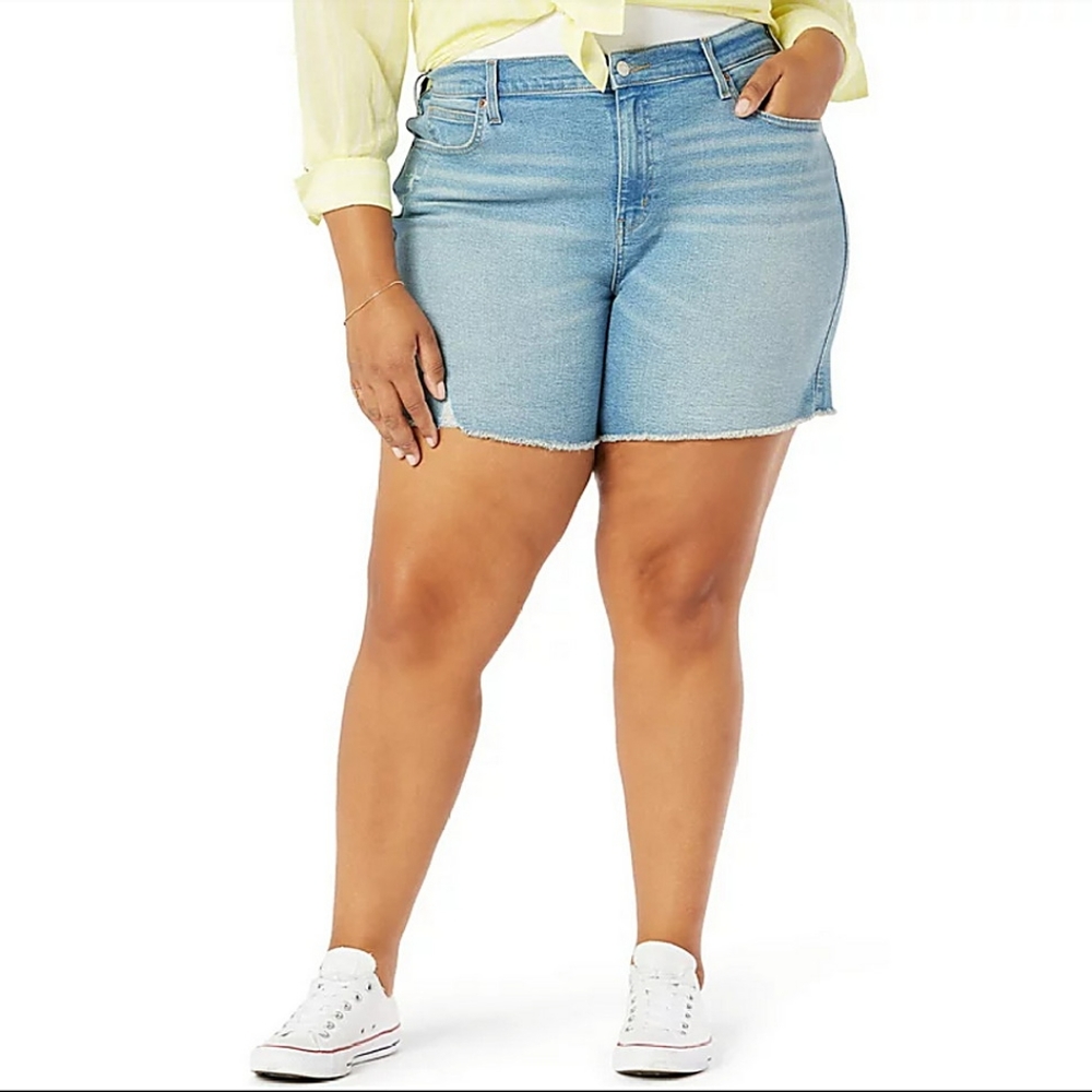 Signature by Levi Strauss Plus Size Heritage 5-inch Shorts Womens Plus Size 28